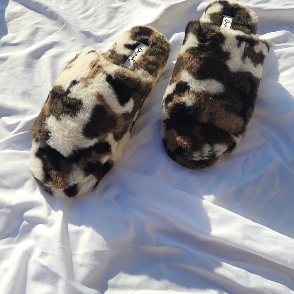 🚨FEW SIZES LEFT// Camouflage fur slides - Picture 5 of 5
